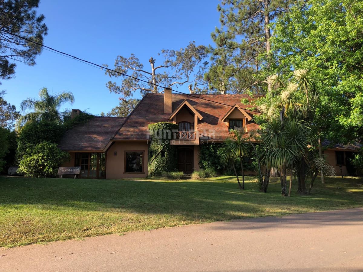 Casa ID.210719 - CASA A LA VENTA UBICADA A POCAS CUADRAS DE PLAYA BRAVA PUNTA DEL ESTE