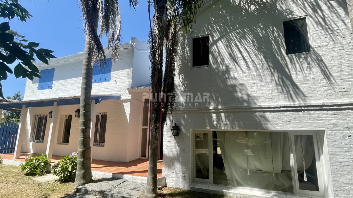 ALQUILER DIVINA CASA 4 DORMITORIOS EN LA MEJOR ZONA DE LA BARRA   -