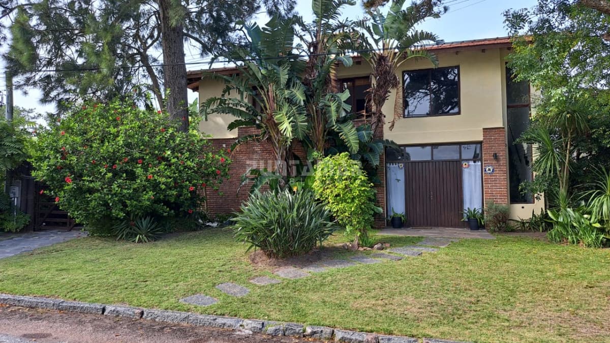 HERMOSA CASA DE 2 PLANTAS EN PARADA 9 DE LA MANSA  -