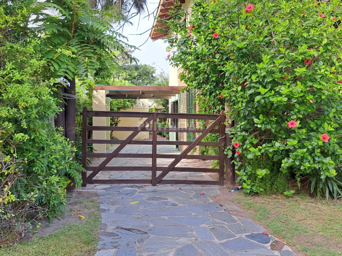 HERMOSA CASA DE 2 PLANTAS EN PARADA 9 DE LA MANSA  -