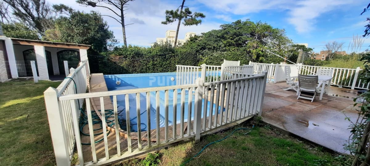 IMPORTANTE CASA DE 2 PLANTAS EN BARRIO SAN RAFAEL  -
