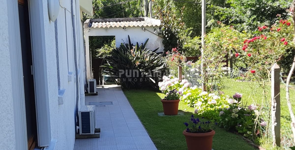 MUY LINDA CASA EN LA BARRA CON TERRAZA Y PARRILLERO  -