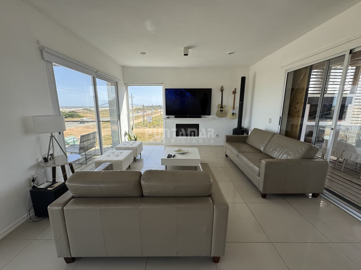 Casa en alquiler Balneario Bueno Aires frente al mar y piscina climatizada  -