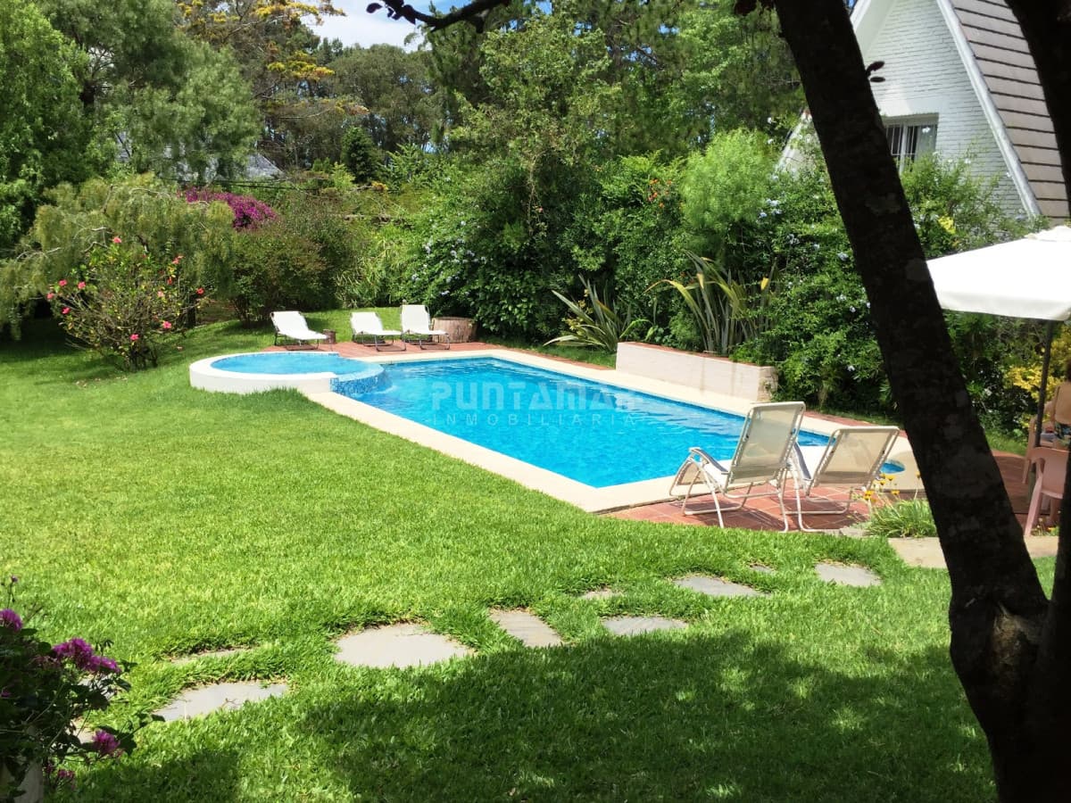 ALQUILER DE CASA  DE 4 DORMITORIOS CON PISCINA EN RINCON DEL INDIO  -