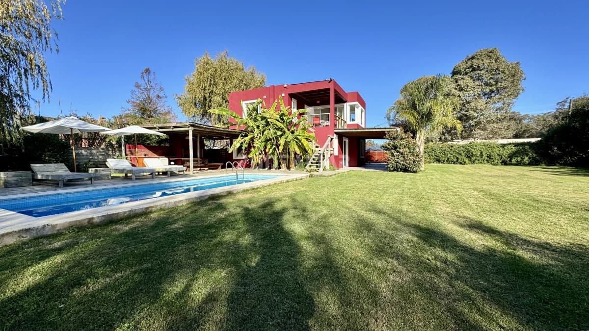 MODERNA CASA DE 3 DORMITORIOS CON PISCINA EN EL TESORO   -