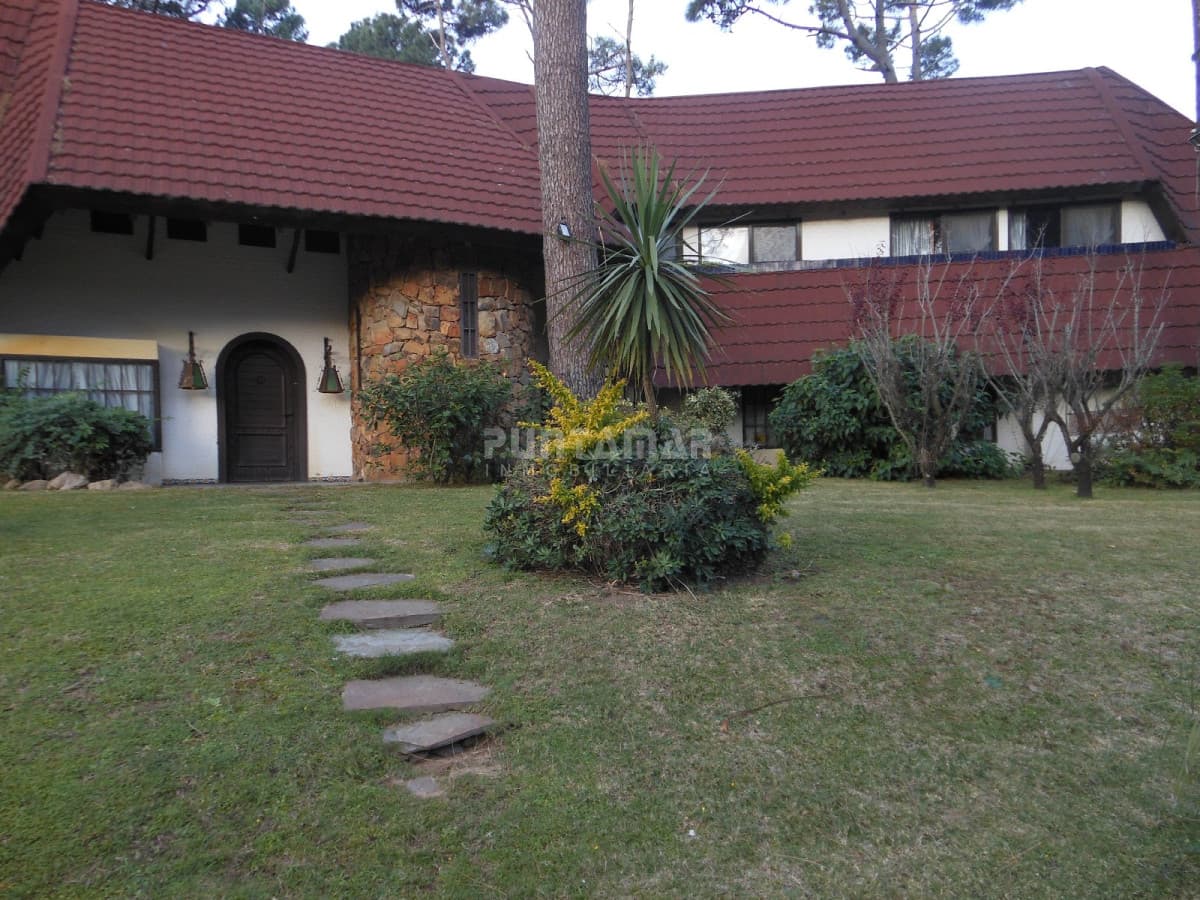 Casa de 4 dormitorios con piscina en San Rafael  -