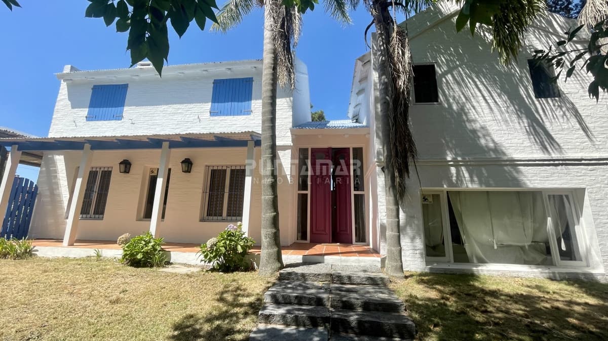 ALQUILER DIVINA CASA 4 DORMITORIOS EN LA MEJOR ZONA DE LA BARRA   -