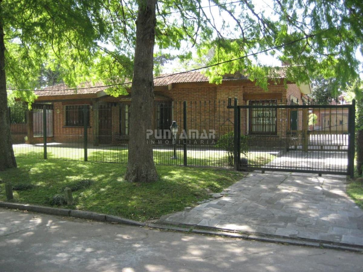 CHALET DE 4 DORMITORIOS EN PARADA 8 DE LA MANSA   -