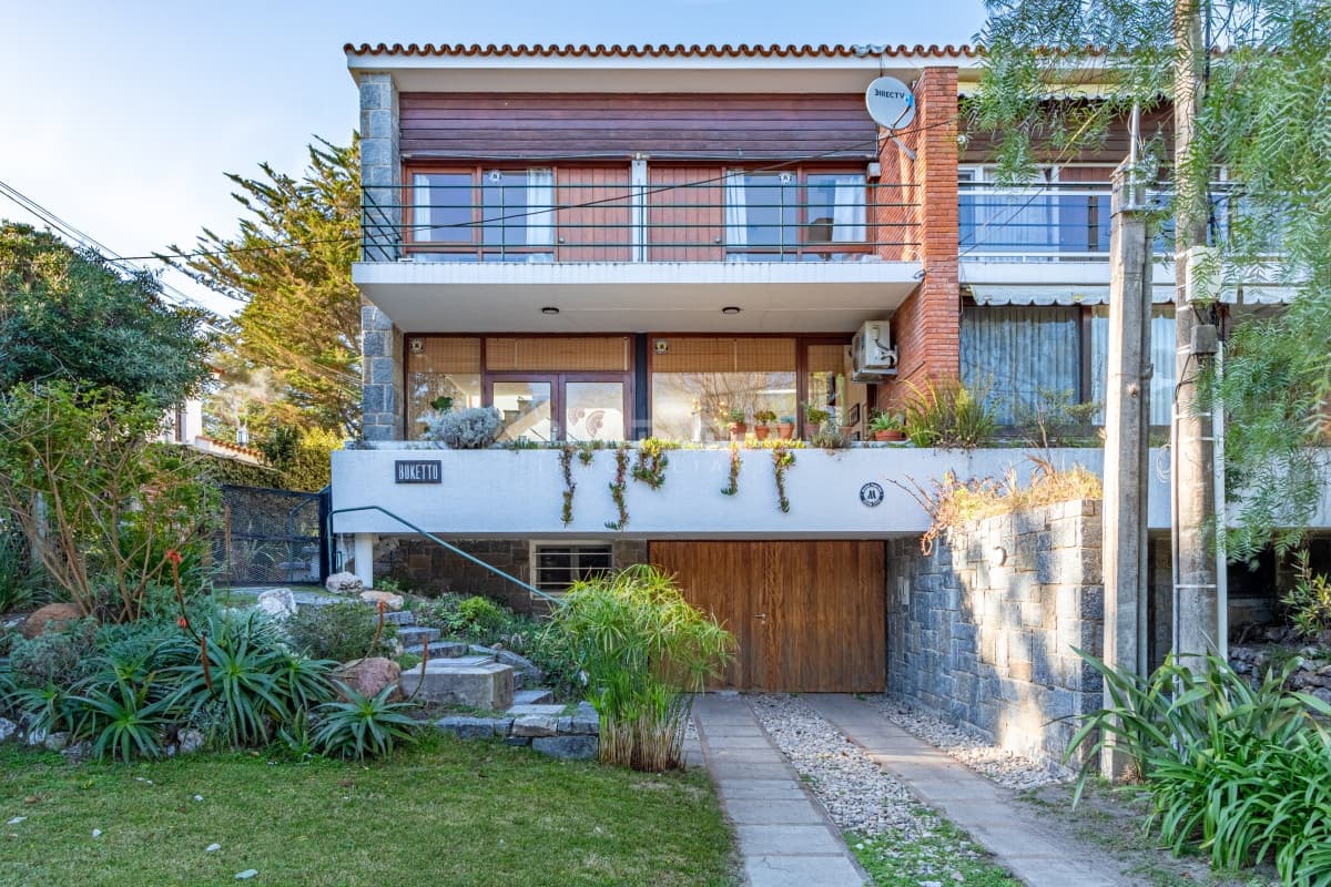 CASA DE 2 PLANTAS EN LA MANSA   -