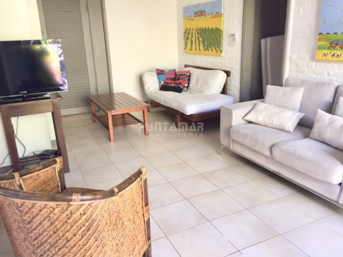 Casa en alquiler, playa mansa, 3 dormitorios, jardín, parrillero, reciclada  -