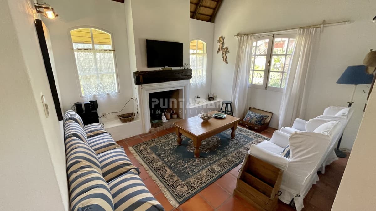 ALQUILER HERMOSA CASA EN LA BARRA DOS DORMITORIOS  -