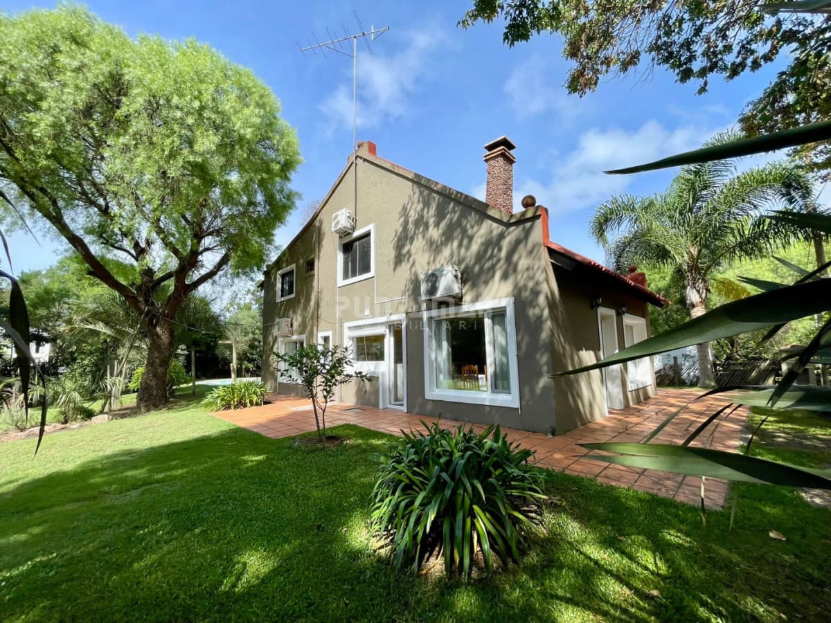 Casa en Miramar Acres, parque y piscina   -