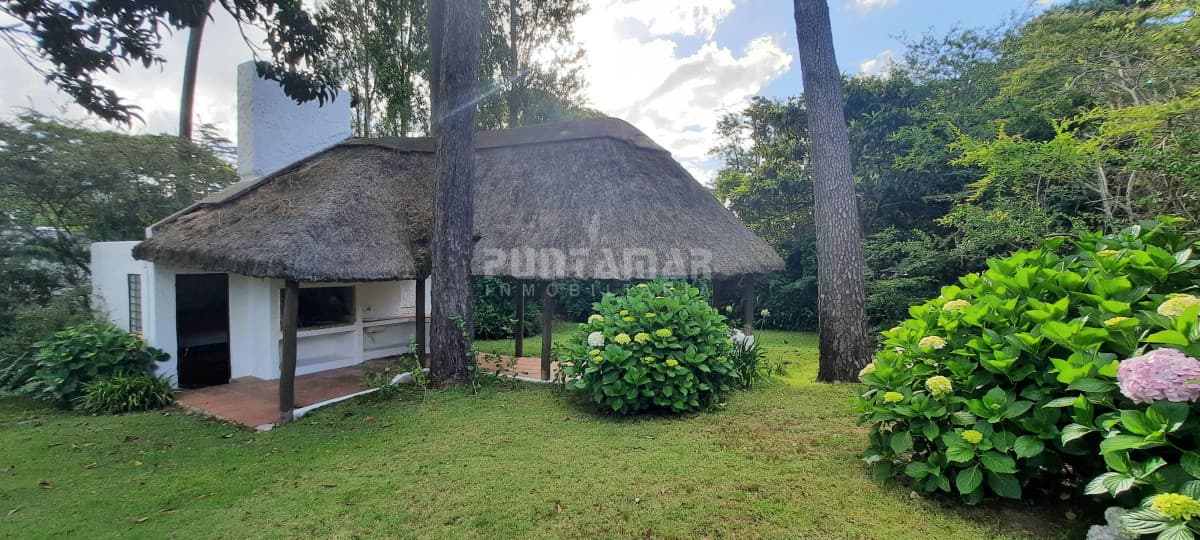 Casa de 3 dormitorios con dependencia en Lugano  -