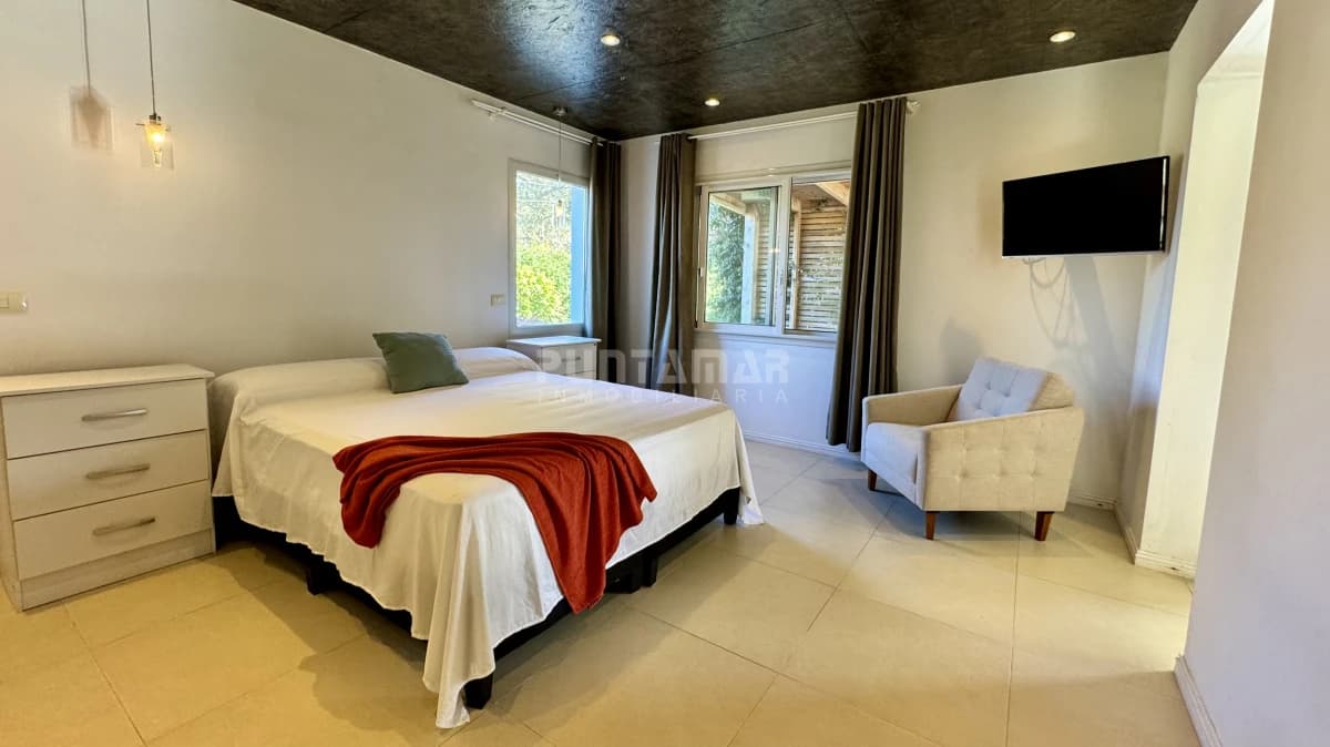 MODERNA CASA DE 3 DORMITORIOS CON PISCINA EN EL TESORO   -
