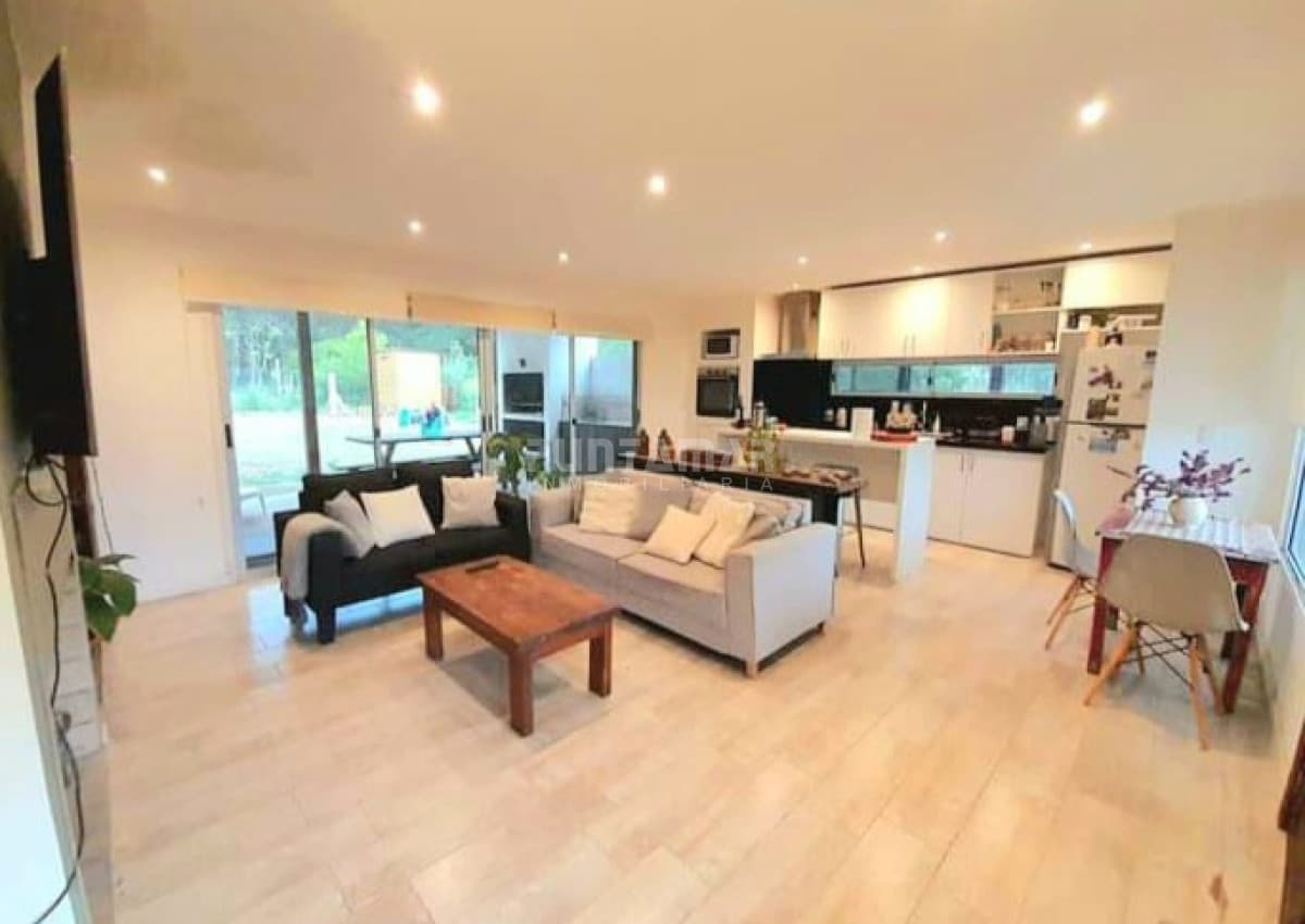 HERMOSA CASA EN PUNTA BALLENA   -