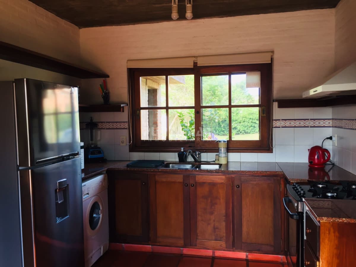 ALQUILER CASA DE 3 DORMITORIOS A PASOS DEL MAR EN MONTOYA   -