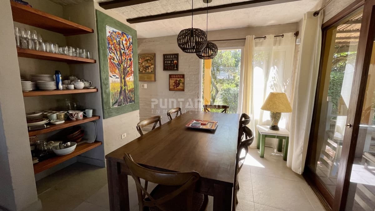 ALQUILER DE CASA 4 DORMITORIOS EN MONTOYA  -