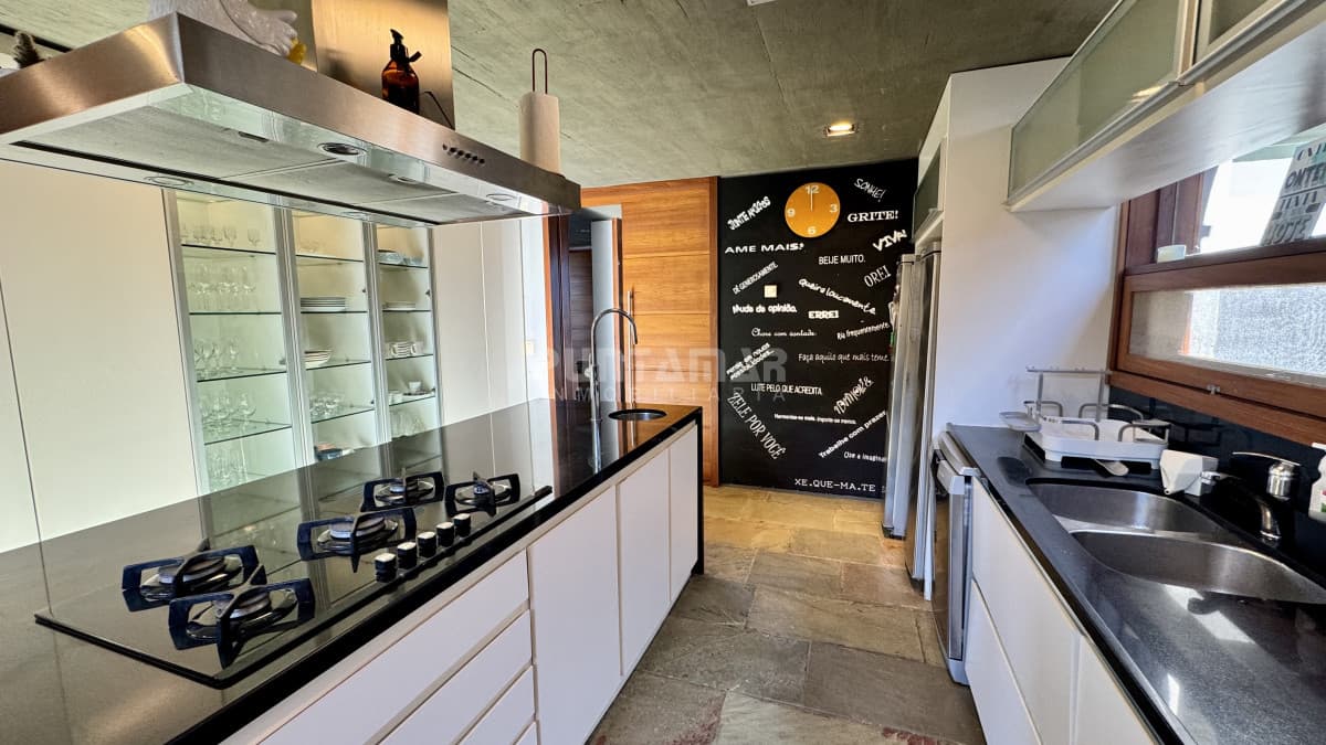 ALQUILER  CASA DE 4 DORMITORIOS  EN EN EL CHORRO  CON PISCINA  -