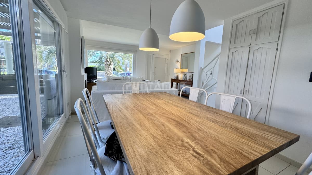 MODERNA CASA CON PISCINA EN MONTOYA A METROS DEL MAR   -