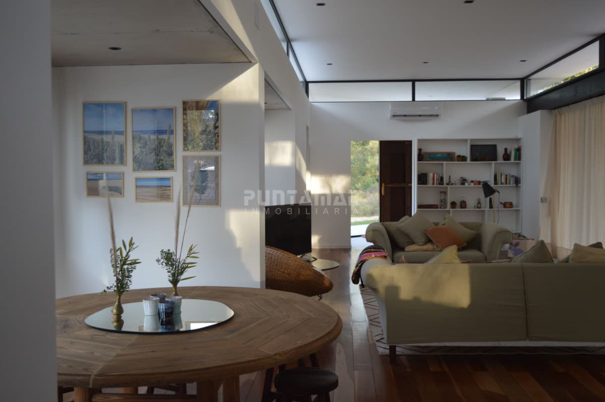 MODERNA CASA DE 3 DORMITORIOS EN ALQUILER EN BARRIO CERRADO POLO DEL ESTE  -