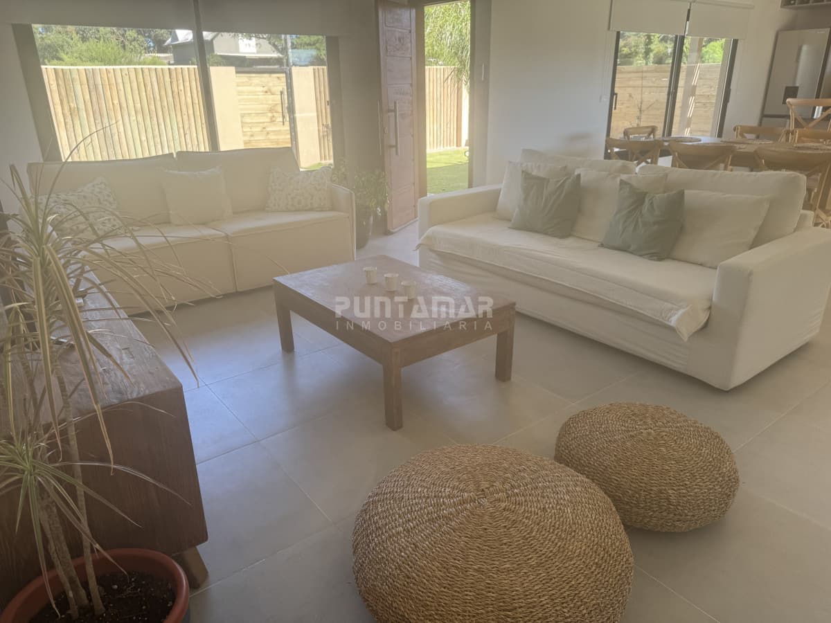 Casa moderna, piscina climatizada a pasos del mar  -