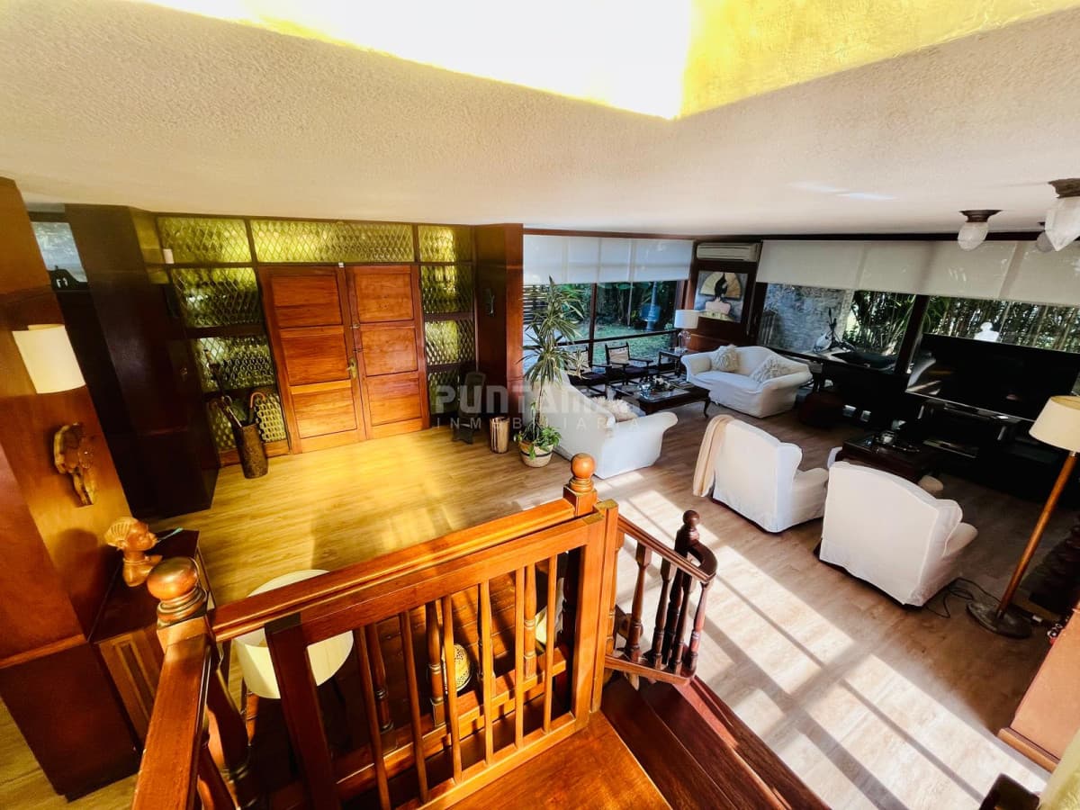 HERMOSA CASA DE 5 DORMS EN PARADA 10 PLAYA MANSA  -