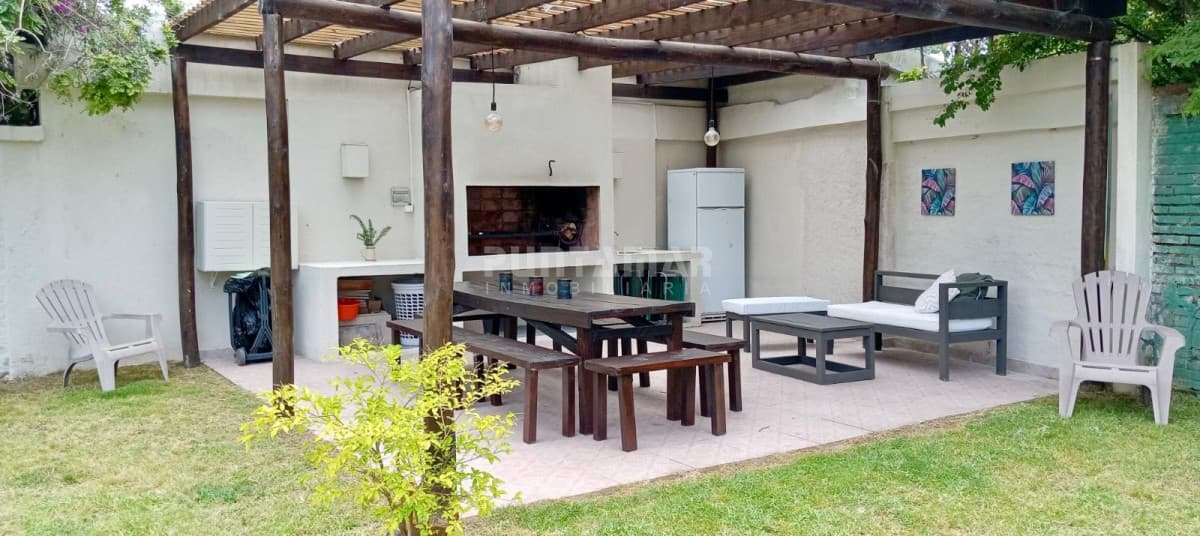 CASA DE 3 PLANTAS EN PARADA 7 DE LA MANSA, CON 4 DORMITORIOS Y DEPENDENCIA DE SERVICIO  -