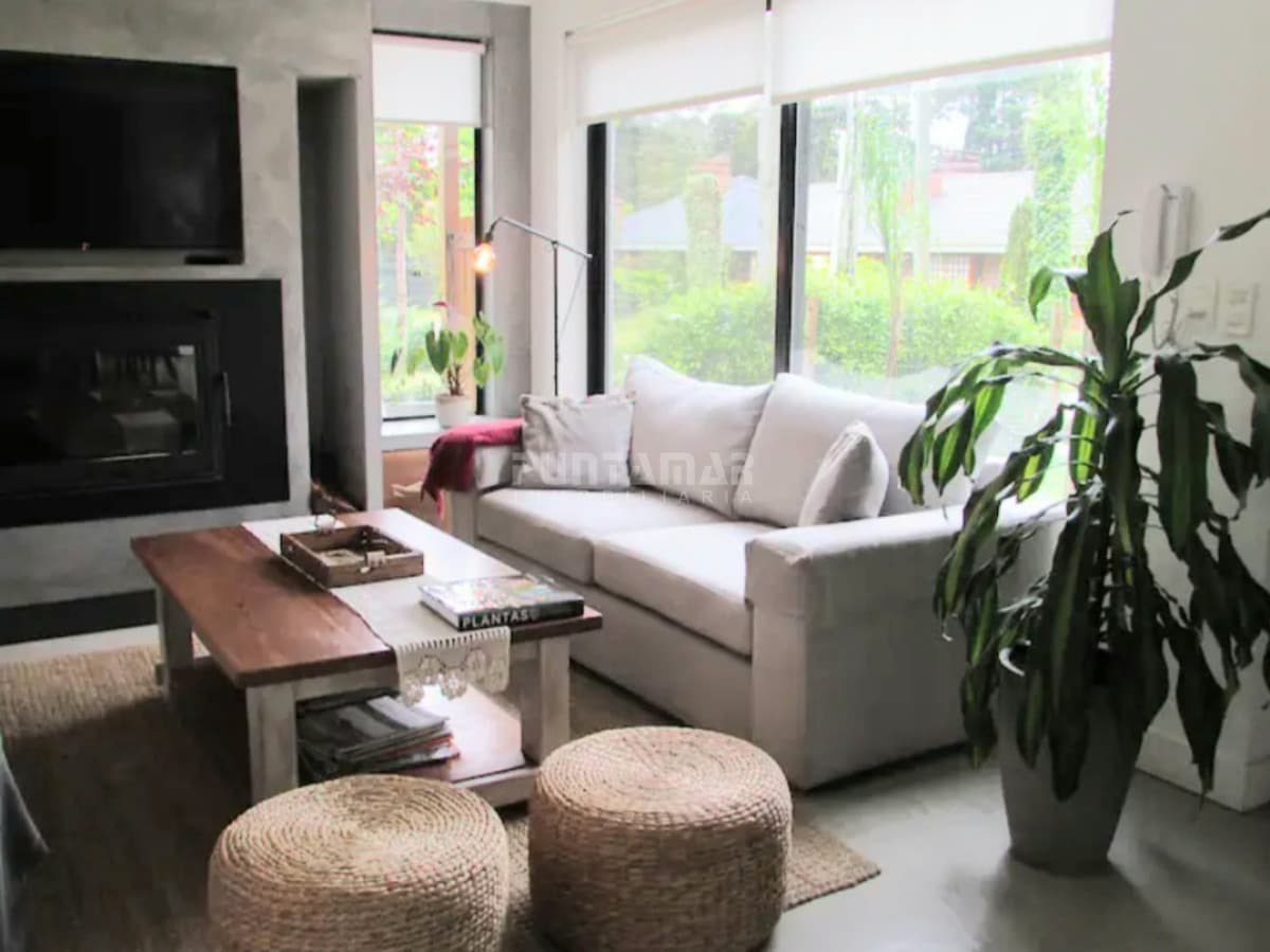 MUY LINDA CASA DE 2 PLANTAS EN SAN RAFAEL DE 4 DORMITORIOS CON PISCINA  -