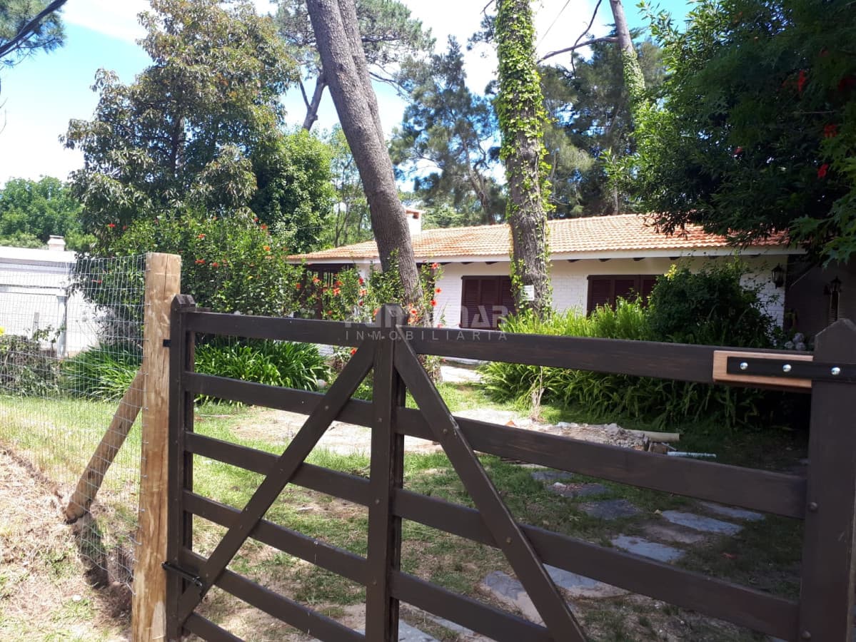 ALQUILER DE CASA DE 3 DORMITORIOS   -