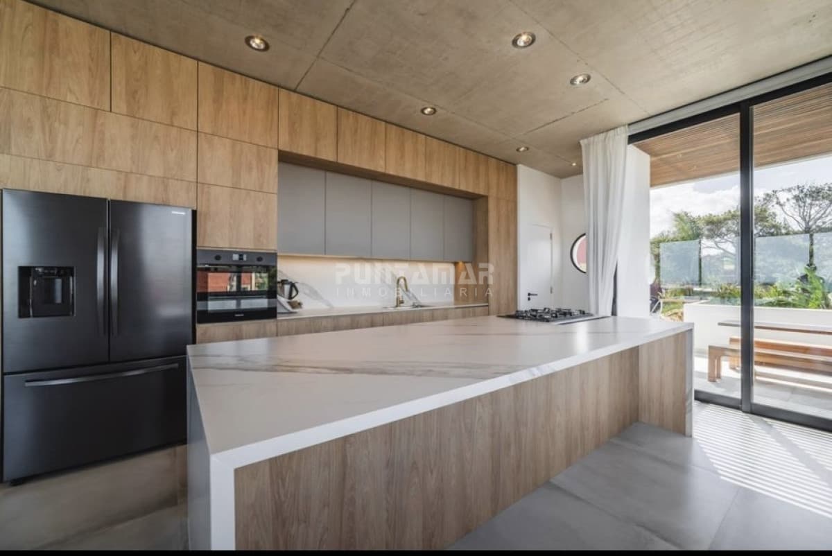 MODERNA Y LUNIMOSA CASA EN ALQUILER CON VISTA AL MAR EN MONTOYA  -