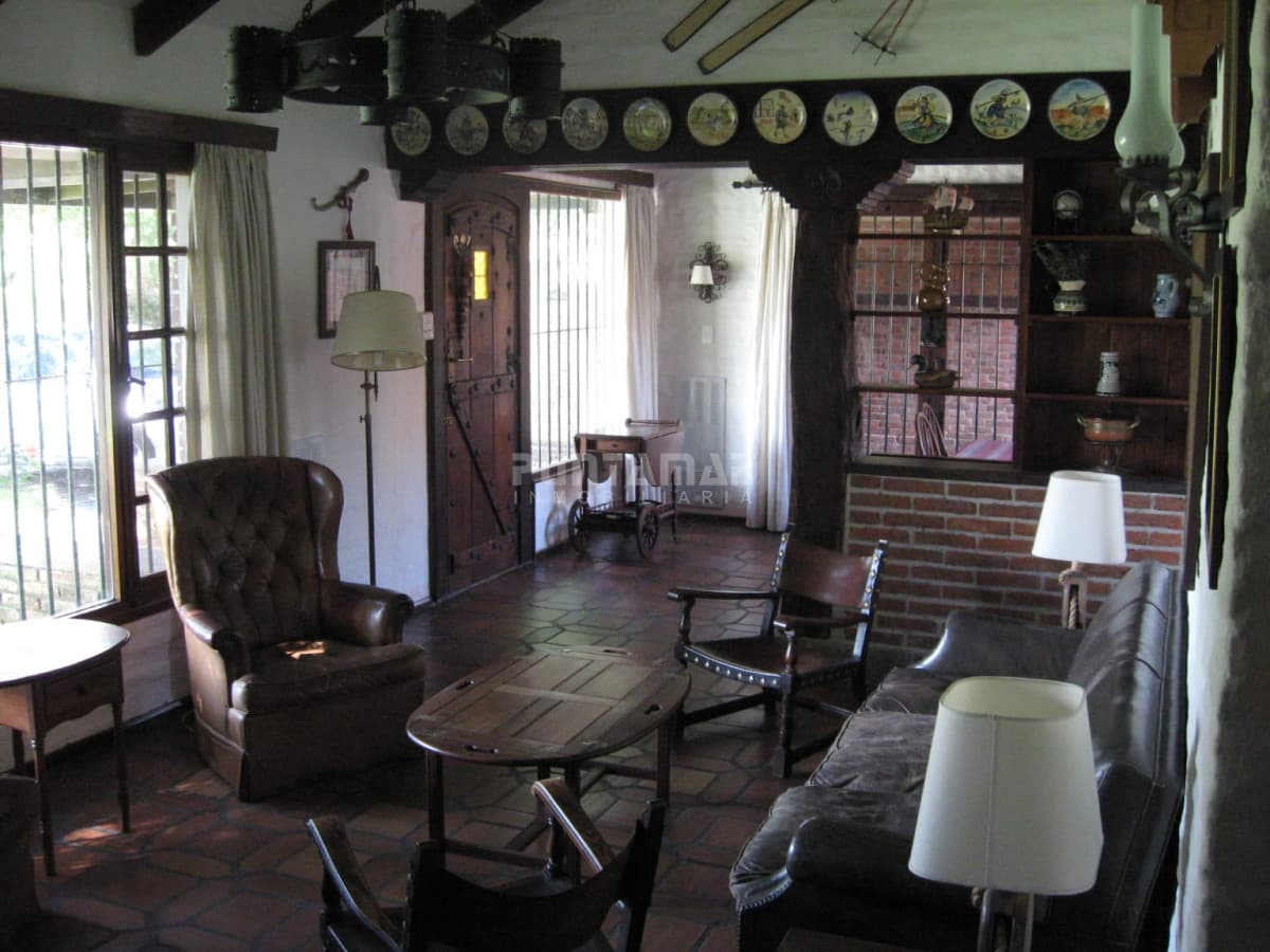 CHALET DE 4 DORMITORIOS EN PARADA 8 DE LA MANSA   -