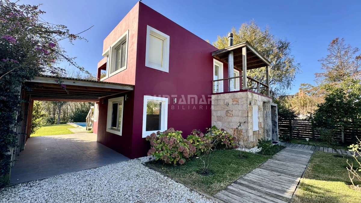 MODERNA CASA DE 3 DORMITORIOS CON PISCINA EN EL TESORO   -