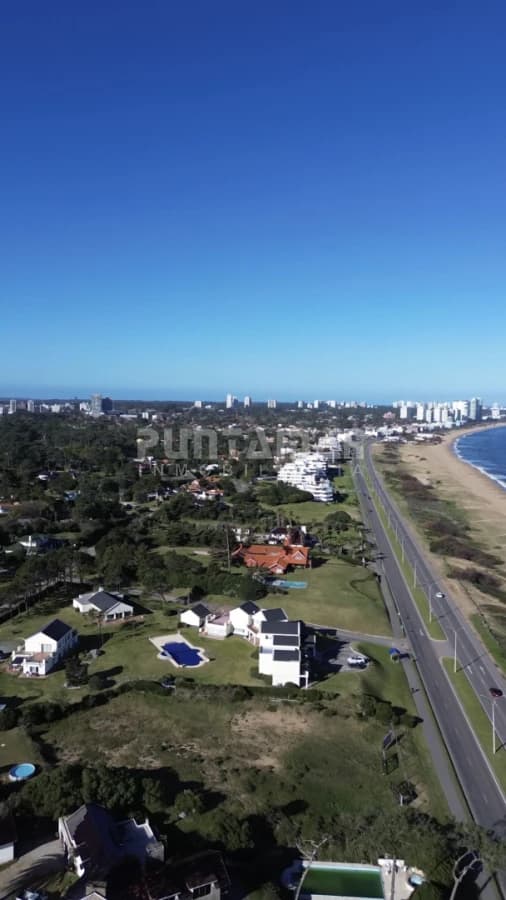 Casa ID.213906 - EXCLUSIVA MANSIÓN FRENTE AL MAR. Residencia de categoría con casa de huéspedes y de caseros frente a playa mansa.