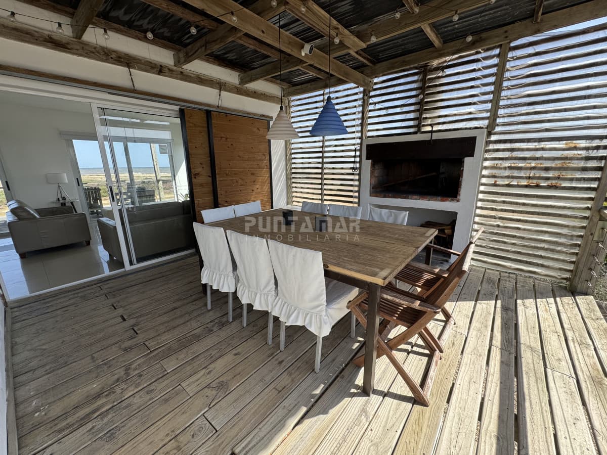 Casa en alquiler Balneario Bueno Aires frente al mar y piscina climatizada  -