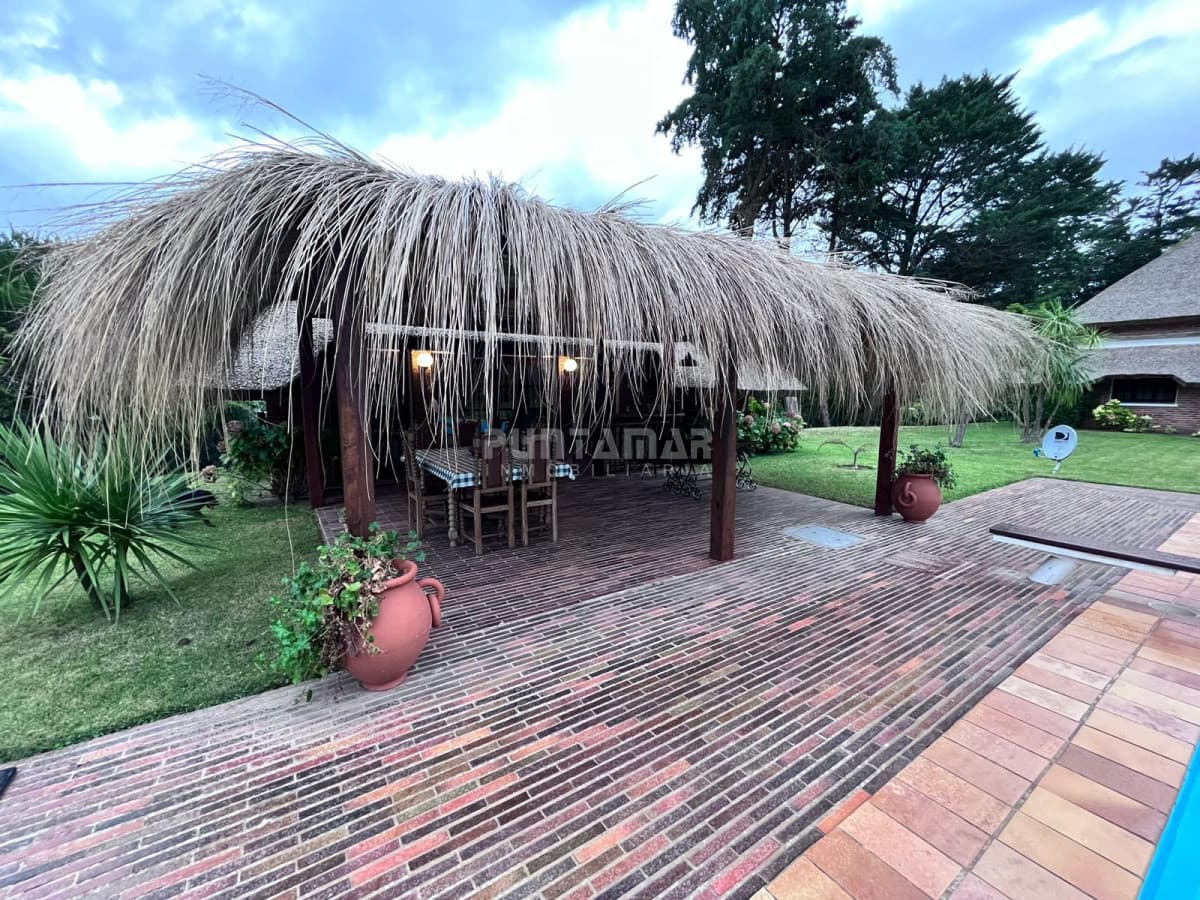 ALQUILER DE RESIDENCIA  6 DORMITORIOS PUNTA DEL ESTE   -