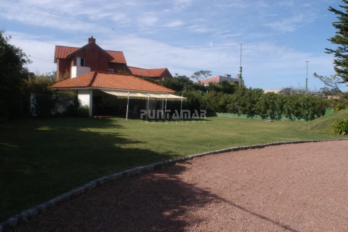 Casa de 4 Dormitorios frente a la mansa!  -