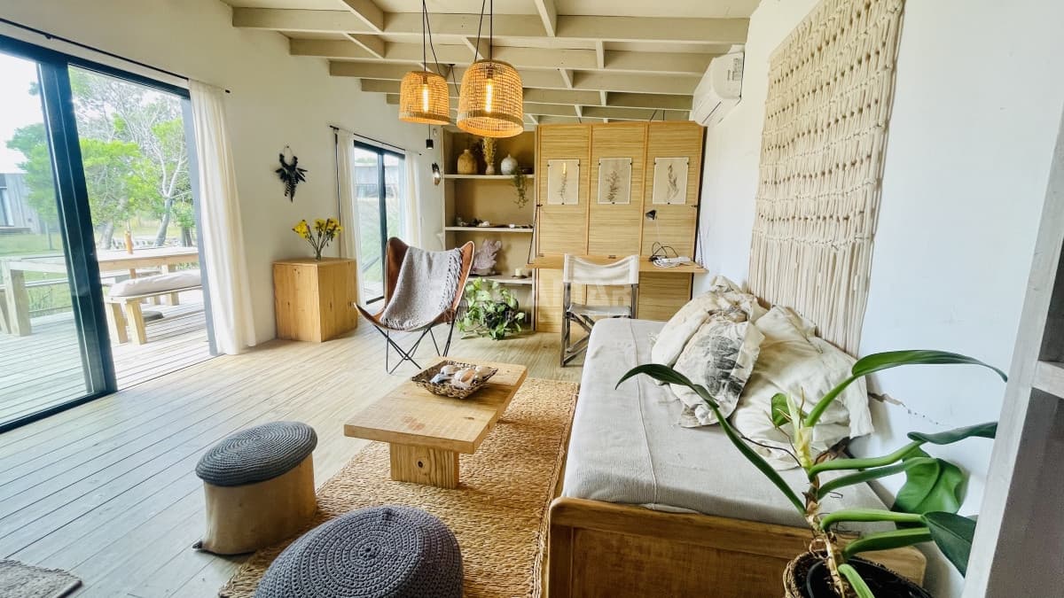 HERMOSA CASA A METROS DE LA LAGUNA DE JOSE IGNACIO  -