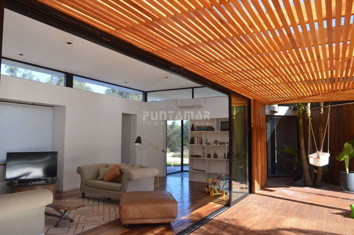 MODERNA CASA DE 3 DORMITORIOS EN ALQUILER EN BARRIO CERRADO POLO DEL ESTE  -