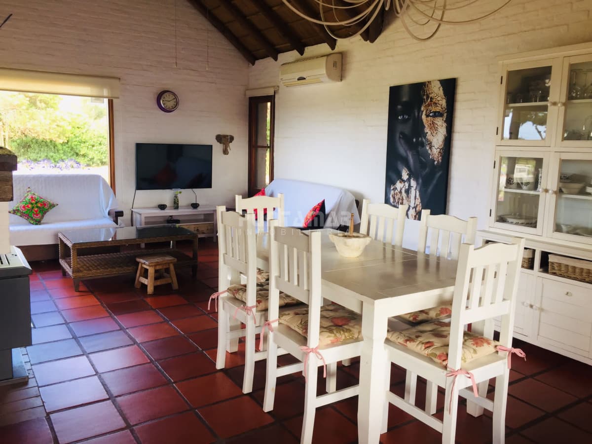 HERMOSA CASA DE 3 DORMIS A PASOS DEL MAR EN EL CORAZON DE MONTOYA  -