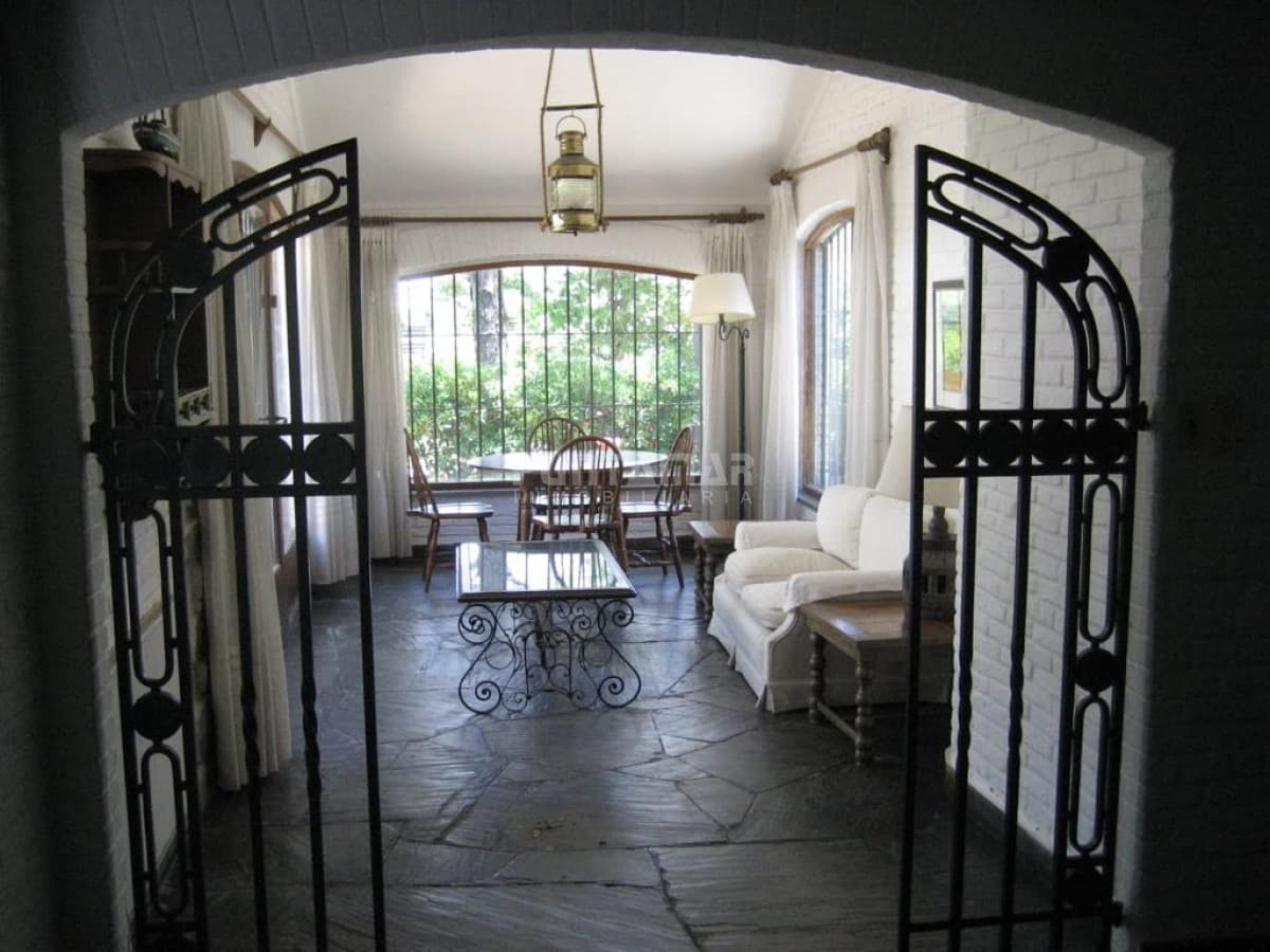 CHALET DE 5 DORMITORIOS EN PARADA 6 DE LA MANSA  -