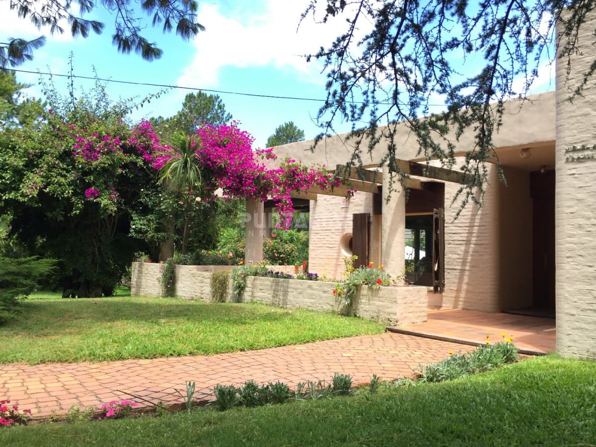 ALQUILER DE CASA  DE 4 DORMITORIOS CON PISCINA EN RINCON DEL INDIO  -