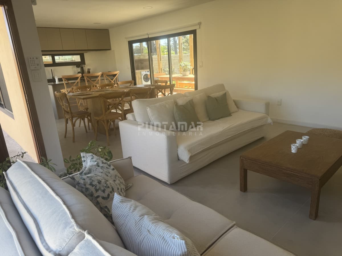 Casa moderna, piscina climatizada a pasos del mar  -