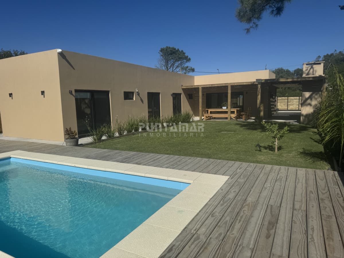 Casa moderna, piscina climatizada a pasos del mar  -