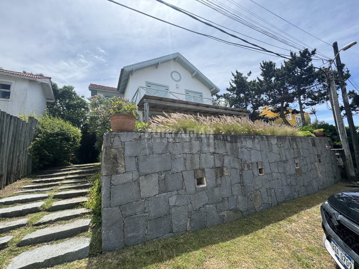 ALQUILER DE CASA EN MONTOYA CON VISTA AL MAR, 4 DOR + SERVICIO  -