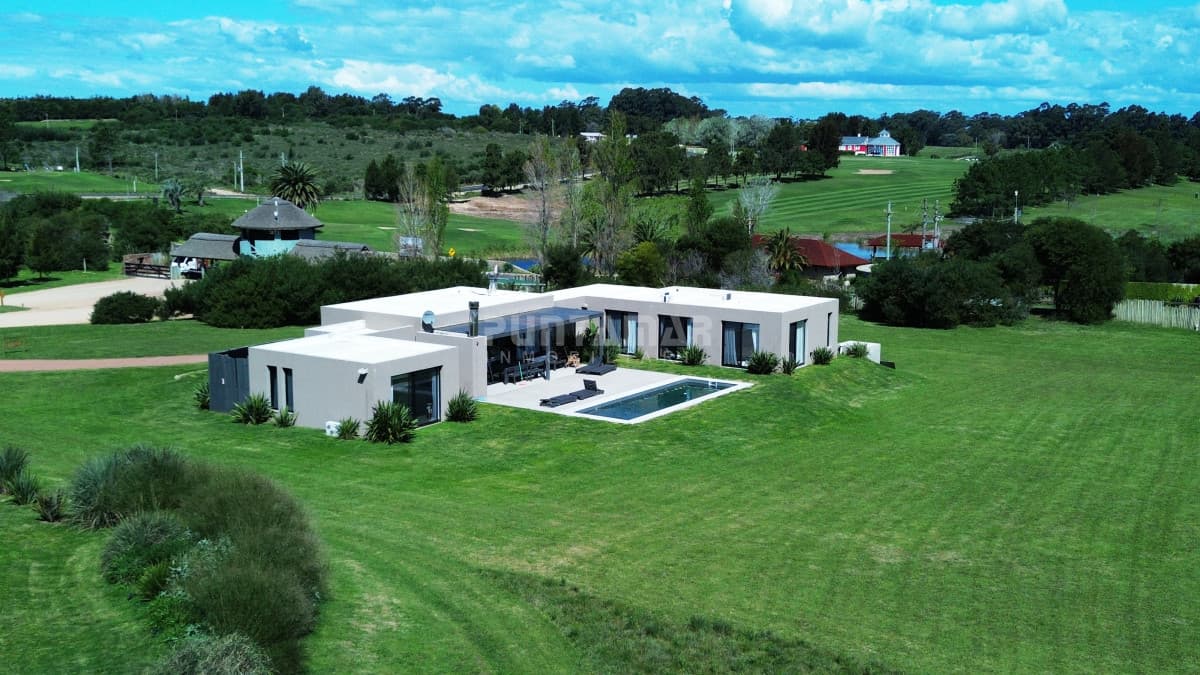 CASA EN BARRIO PRIVADO PUEBLO MÍO  -