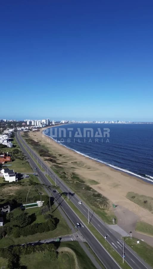 Casa ID.213906 - EXCLUSIVA MANSIÓN FRENTE AL MAR. Residencia de categoría con casa de huéspedes y de caseros frente a playa mansa.