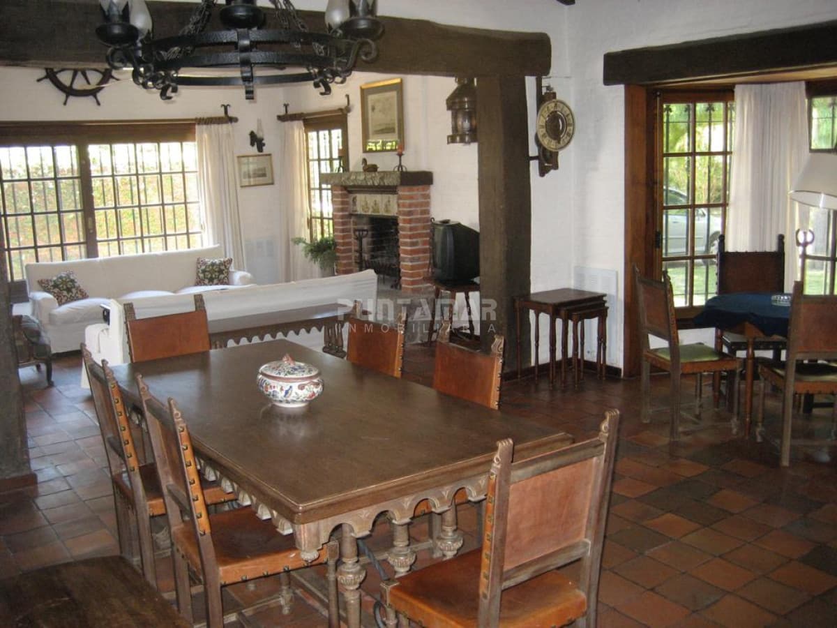 CHALET DE 4 DORMITORIOS EN PARADA 7 DE LA MANSA  -
