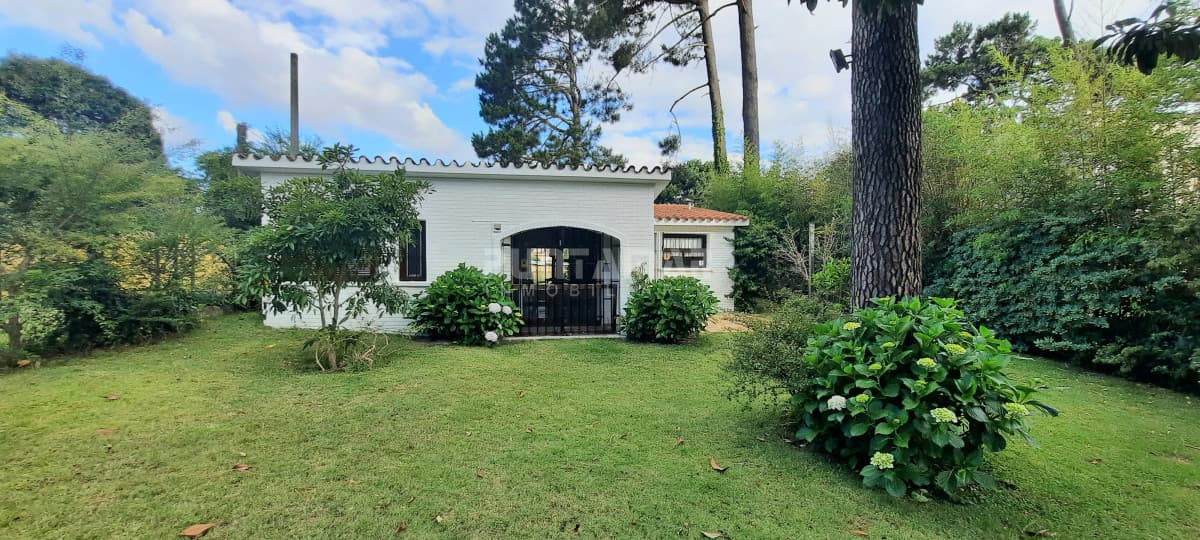 Casa de 3 dormitorios con dependencia en Lugano  -