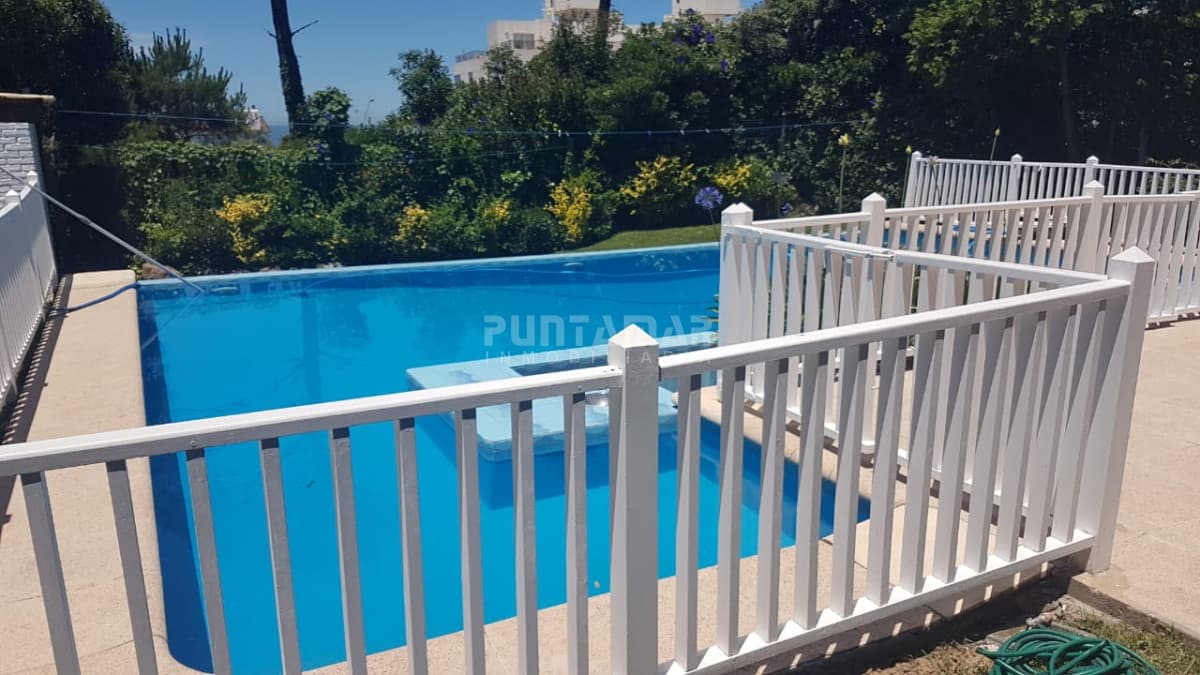 IMPORTANTE CASA DE 2 PLANTAS EN BARRIO SAN RAFAEL  -