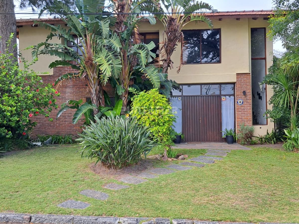 HERMOSA CASA DE 2 PLANTAS EN PARADA 9 DE LA MANSA  -